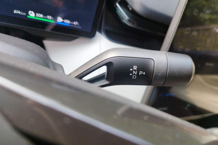Used Lynk & Co 08 EM-P 2023 220km All-Wheel-Drive Performance Halo Gear Lever