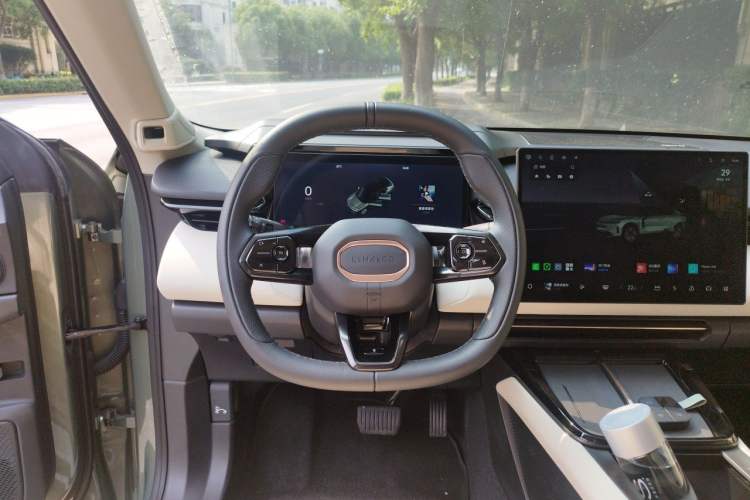 Used Lynk & Co 08 EM-P 2023 220km All-Wheel-Drive Performance Halo Steering Wheel
