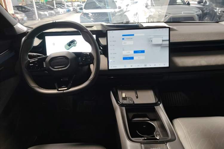 Used Lynk & Co 08 EM-P 2023 120km Long-Range Halo Center Console