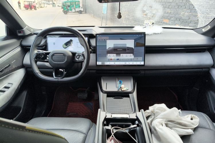 Used Lynk & Co 08 EM-P 2023 120km Long-Range Halo Center Console