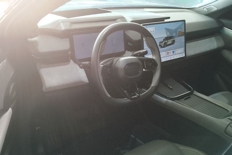 Used Lynk & Co 08 EM-P 2023 220km All-Wheel-Drive Performance Halo Center Console