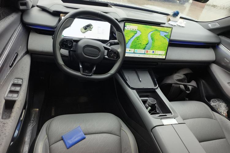 Used Lynk & Co 08 EM-P 2023 120km Long-Range Halo Center Console