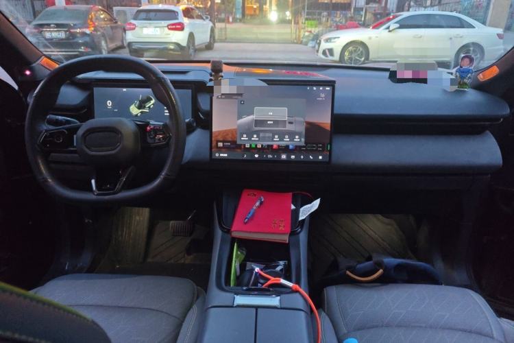 Used Lynk & Co 08 EM-P 2023 120km Long-Range Halo Center Console
