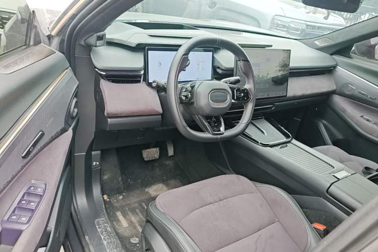 Used Lynk & Co 08 EM-P 2023 220 km Limited-Time Edition Center Console