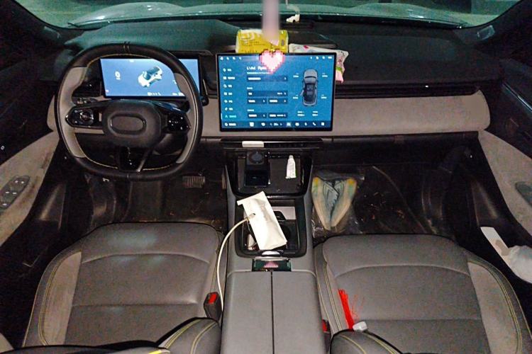 Used Lynk & Co 08 EM-P 2023 120km Long-Range Pro Center Console
