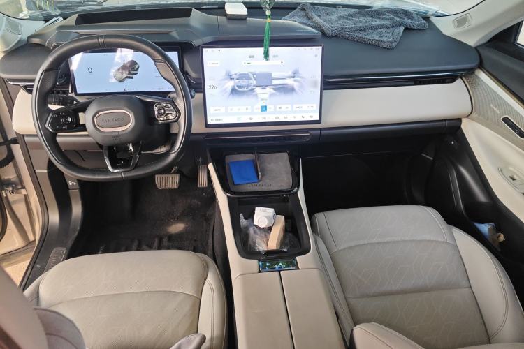 Used Lynk & Co 08 EM-P 2023 220km All-Wheel-Drive Performance Halo Center Console