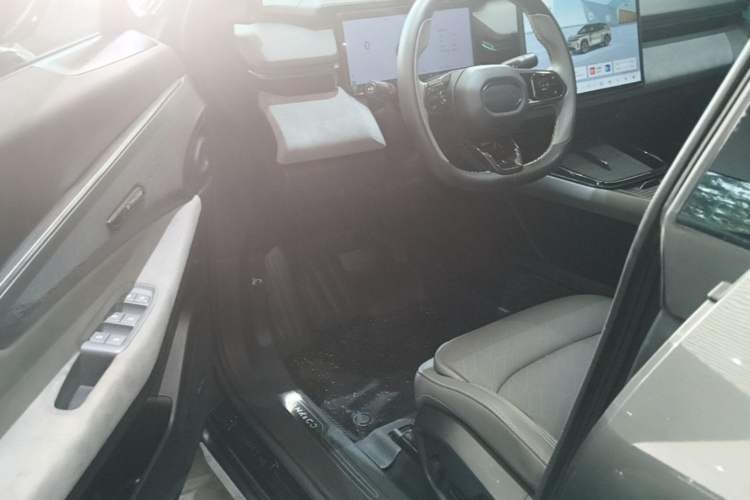 Used Lynk & Co 08 EM-P 2023 220km All-Wheel-Drive Performance Halo Driver Seat