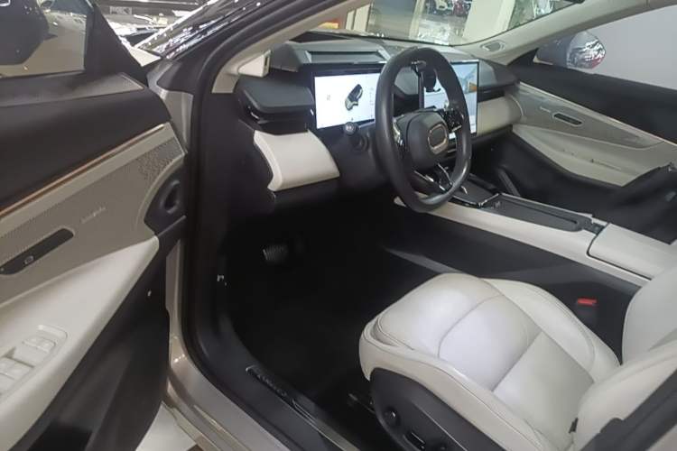Used Lynk & Co 08 EM-P 2023 220km All-Wheel-Drive Performance Halo Driver Seat