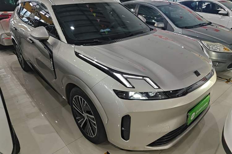 Used Lynk & Co 08 EM-P 2023 120km Long-Range Halo Exterior 1
