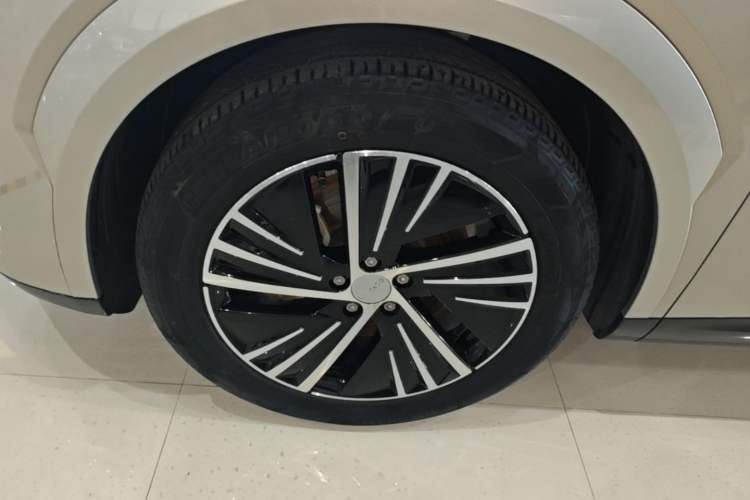 Used Lynk & Co 08 EM-P 2023 120km Long-Range Halo Exterior 1