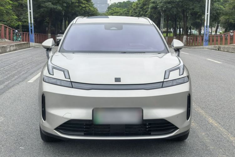 Used Lynk & Co 08 EM-P 2023 120km Long-Range Halo Exterior 1