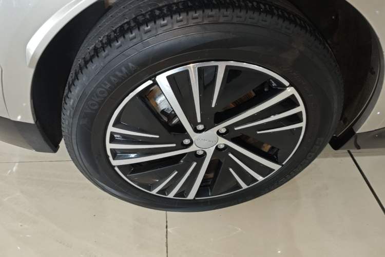 Used Lynk & Co 08 EM-P 2023 120km Long-Range Halo Exterior 2