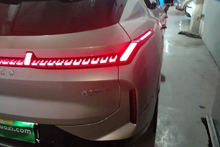 Used Lynk & Co 08 EM-P 2023 120km Long-Range Halo Exterior 3