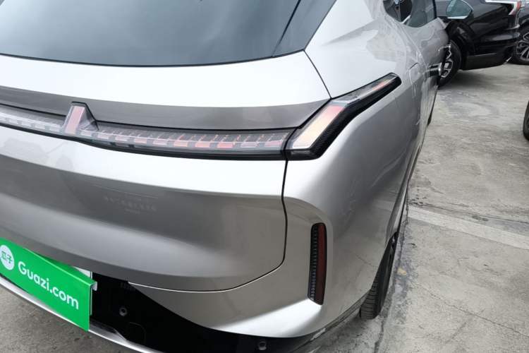 Used Lynk & Co 08 EM-P 2023 120km Long-Range Halo Exterior 3
