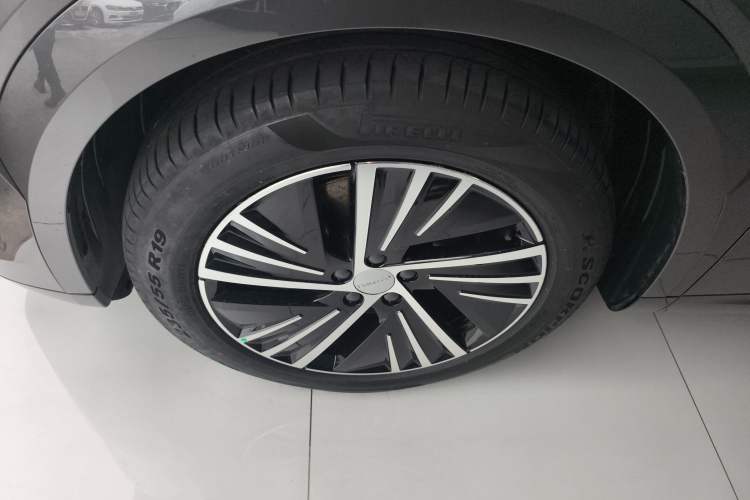 Used Lynk & Co 08 EM-P 2023 120km Long-Range Pro Exterior 3