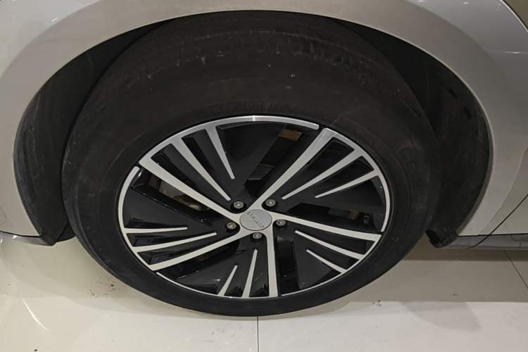 Used Lynk & Co 08 EM-P 2023 120km Long-Range Halo Exterior 4