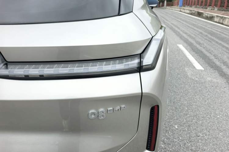Used Lynk & Co 08 EM-P 2023 120km Long-Range Halo Exterior 8