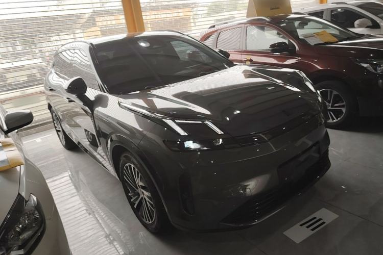 Used Lynk & Co 08 EM-P 2023 120km Long-Range Halo Front Right 45 Deg