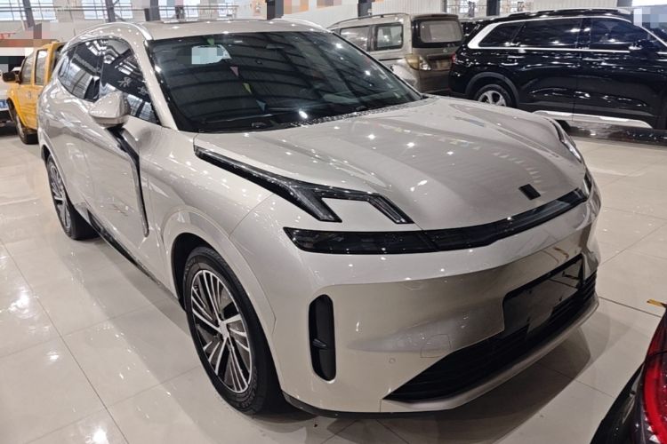 Used Lynk & Co 08 EM-P 2023 120km Long-Range Halo Front Right 45 Deg