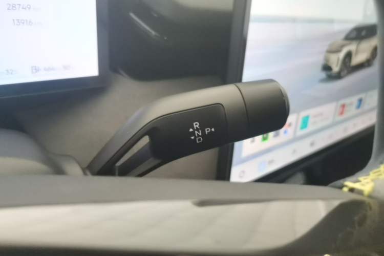 Used Lynk & Co 08 EM-P 2023 120km Long-Range Halo Gear Lever
