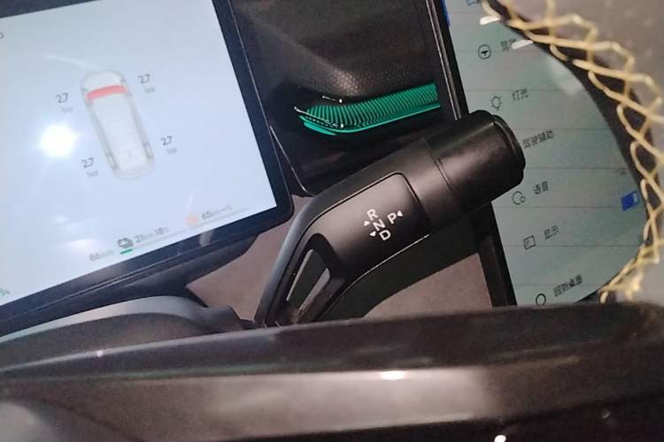 Used Lynk & Co 08 EM-P 2023 120km Long-Range Pro Gear Lever