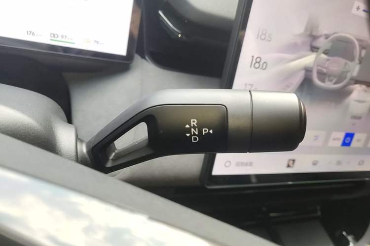 Used Lynk & Co 08 EM-P 2023 120km Long-Range Halo Gear Lever