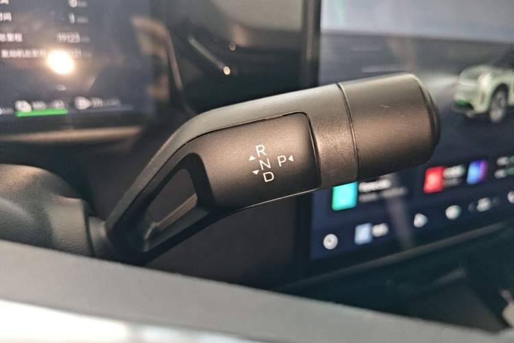 Used Lynk & Co 08 EM-P 2023 220km All-Wheel-Drive Performance Halo Gear Lever