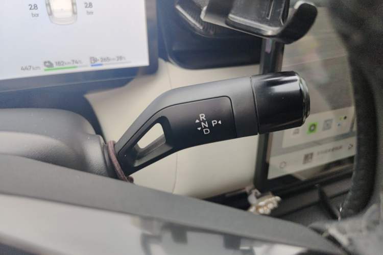 Used Lynk & Co 08 EM-P 2023 245km Ultra-Long Range Halo Gear Lever
