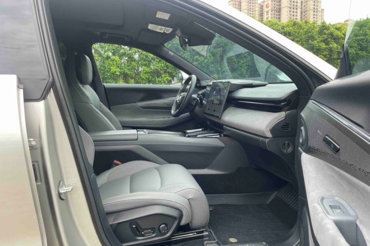 Used Lynk & Co 08 EM-P 2023 120km Long-Range Halo Interior 1