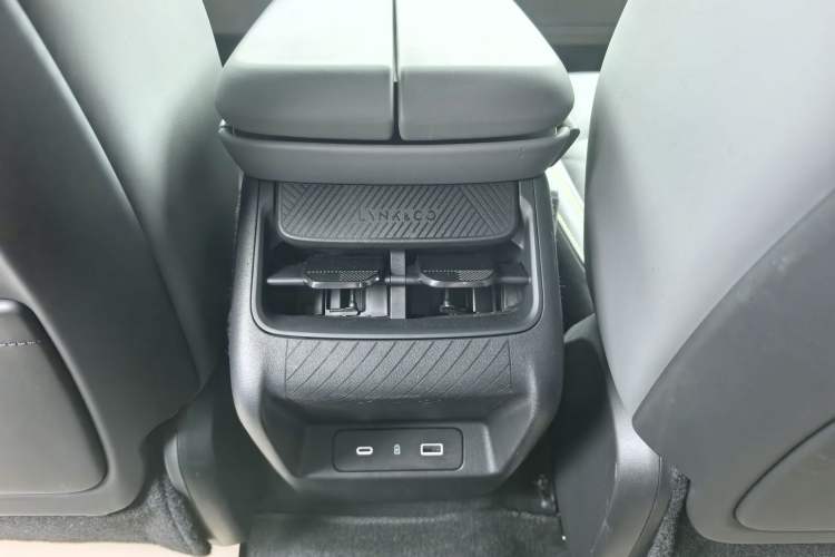 Used Lynk & Co 08 EM-P 2023 120km Long-Range Halo Interior 10