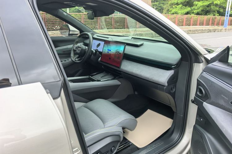 Used Lynk & Co 08 EM-P 2023 120km Long-Range Halo Interior 11