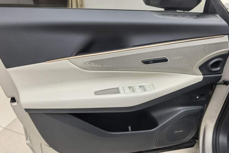 Used Lynk & Co 08 EM-P 2023 220km All-Wheel-Drive Performance Halo Interior 2
