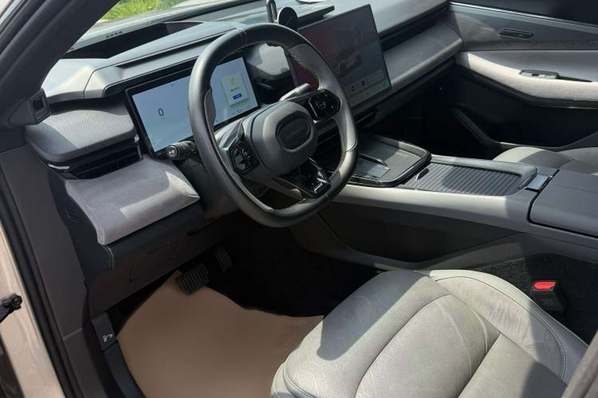 Used Lynk & Co 08 EM-P 2023 120km Long-Range Halo Interior 3