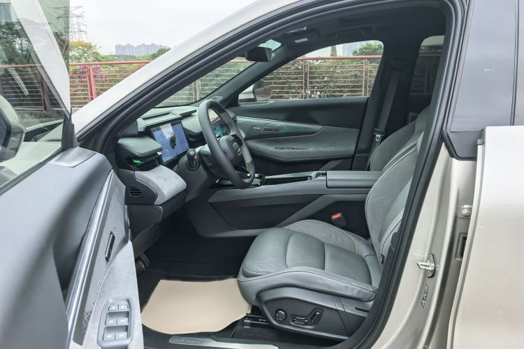 Used Lynk & Co 08 EM-P 2023 120km Long-Range Halo Interior 3