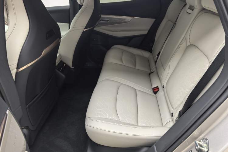 Used Lynk & Co 08 EM-P 2023 220km All-Wheel-Drive Performance Halo Interior 3
