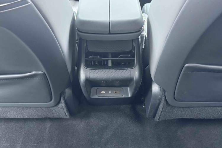 Used Lynk & Co 08 EM-P 2023 245km Ultra-Long Range Halo Interior 4