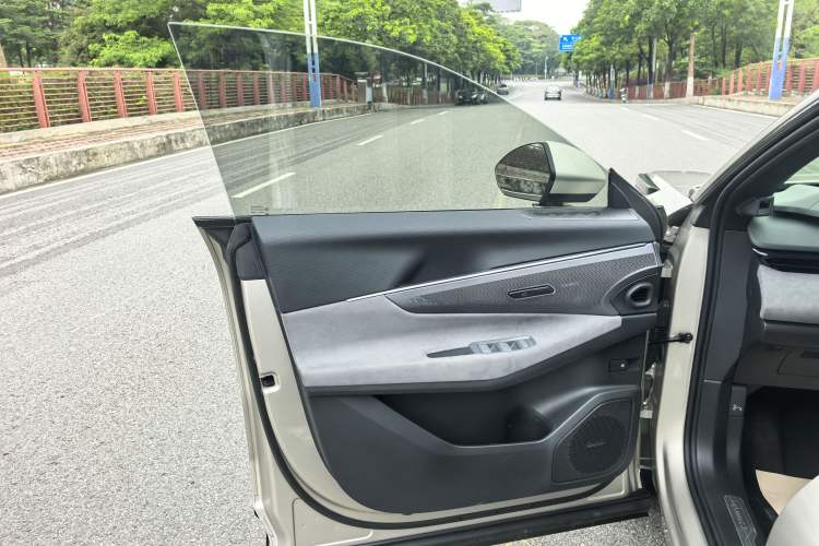 Used Lynk & Co 08 EM-P 2023 120km Long-Range Halo Interior 6