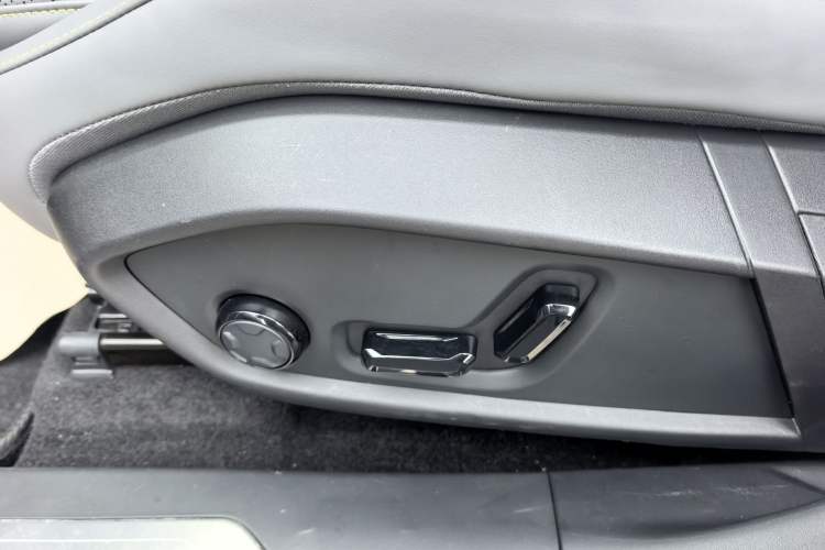 Used Lynk & Co 08 EM-P 2023 120km Long-Range Halo Interior 8