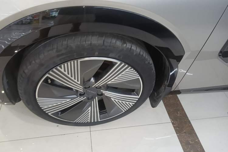 Used Lynk & Co 08 EM-P 2023 220km All-Wheel-Drive Performance Halo Left Front Wheel Hub