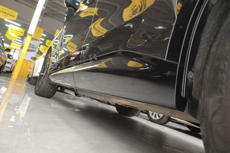 Used Lynk & Co 08 EM-P 2023 120km Long-Range Halo Left Side Sill