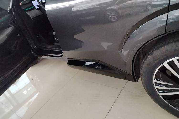 Used Lynk & Co 08 EM-P 2023 120km Long-Range Pro Left Side Sill