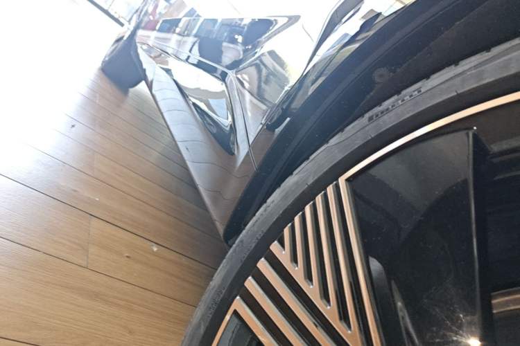 Used Lynk & Co 08 EM-P 2023 220km All-Wheel-Drive Performance Halo Left Side Sill