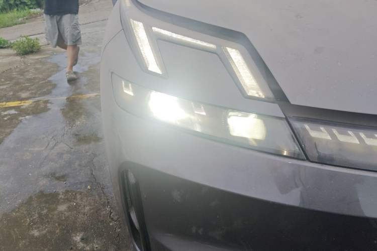 Used Lynk & Co 08 EM-P 2023 220km All-Wheel-Drive Performance Halo Right Front Headlight