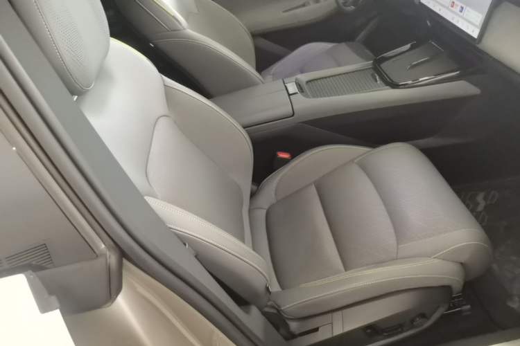 Used Lynk & Co 08 EM-P 2023 120km Long-Range Halo Right Front Seat