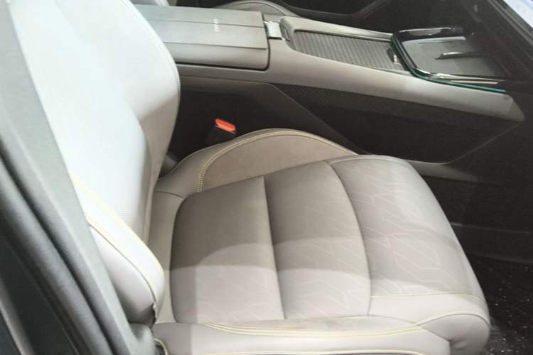 Used Lynk & Co 08 EM-P 2023 220km All-Wheel-Drive Performance Halo Right Front Seat