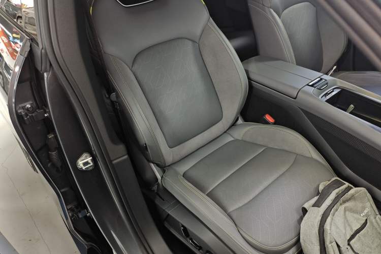 Used Lynk & Co 08 EM-P 2023 120km Long-Range Pro Right Front Seat