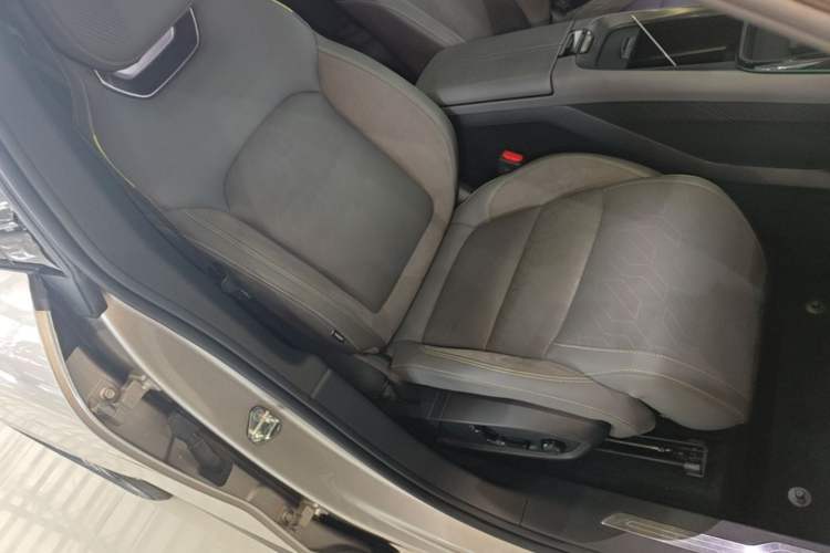 Used Lynk & Co 08 EM-P 2023 120km Long-Range Halo Right Front Seat