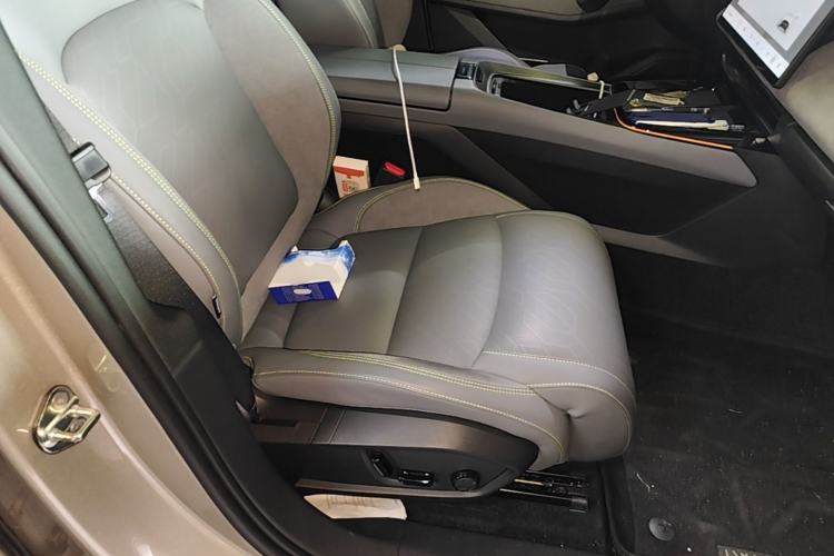 Used Lynk & Co 08 EM-P 2023 120km Long-Range Halo Right Front Seat