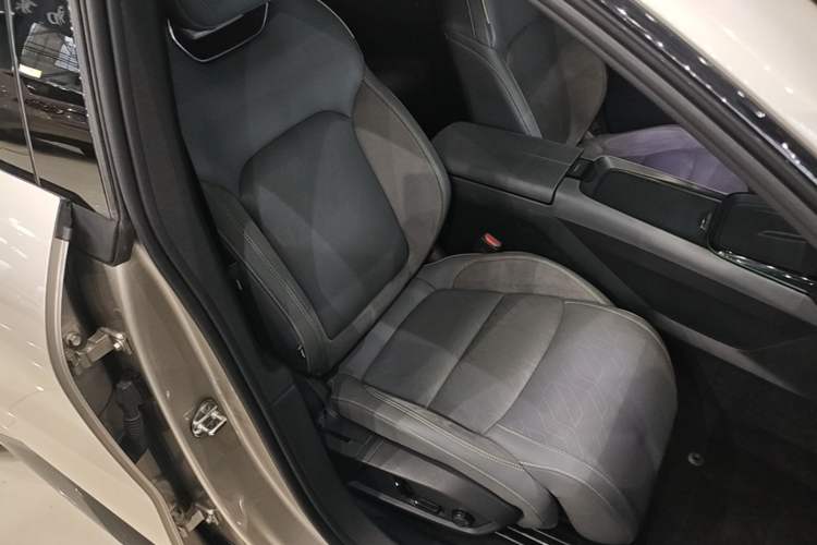 Used Lynk & Co 08 EM-P 2023 120km Long-Range Halo Right Front Seat
