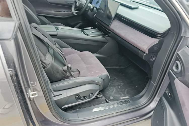 Used Lynk & Co 08 EM-P 2023 220 km Limited-Time Edition Right Front Seat